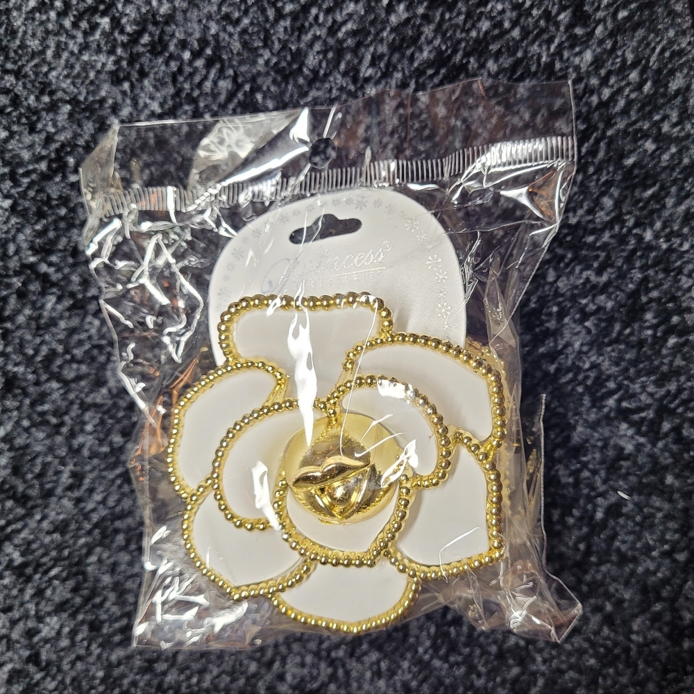 🌸 White & Gold Flower Hair Claw Clip – Elegant Large Rose Design